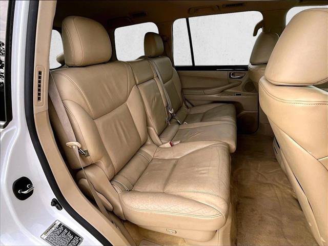 Used 2011 Lexus LX 570 4WD w/ Luxury Pkg w/Pre-crash image 26