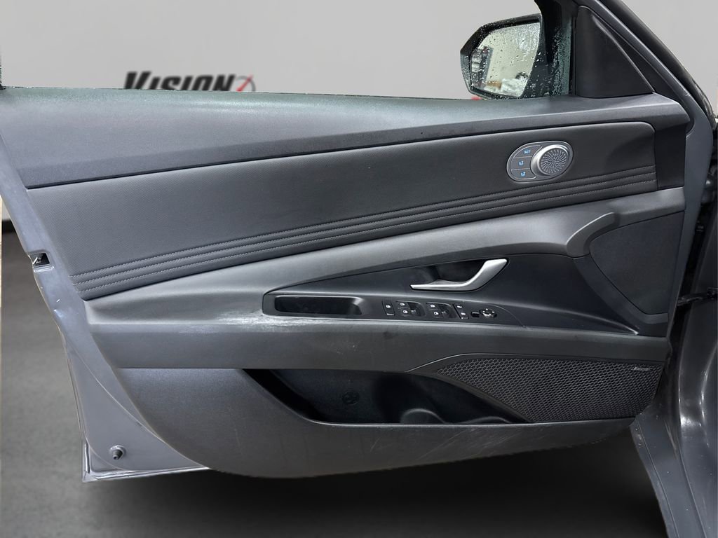 Used 2023 Hyundai Elantra Limited image 21