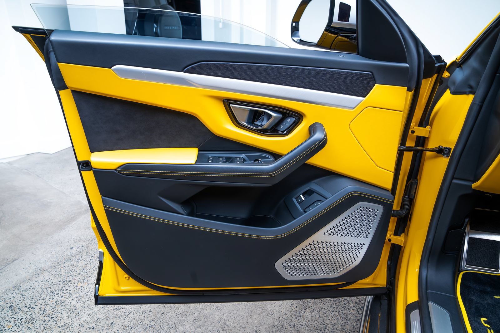 Used 2019 Lamborghini Urus AWD/4WD image 19