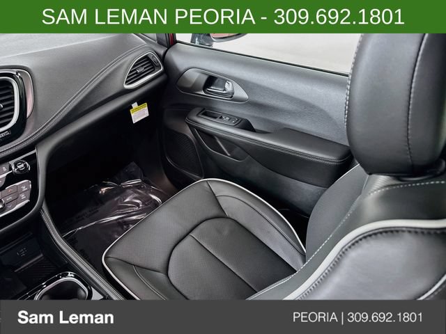 New 2027 Chrysler Pacifica Limited FWD image 23