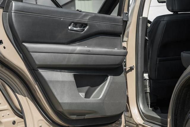 Used 2024 Nissan Pathfinder Platinum w/ Black Appearance Package image 40