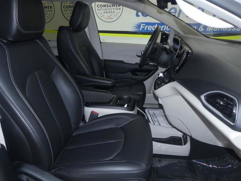 Used 2024 Chrysler Pacifica Touring-L FWD image 8