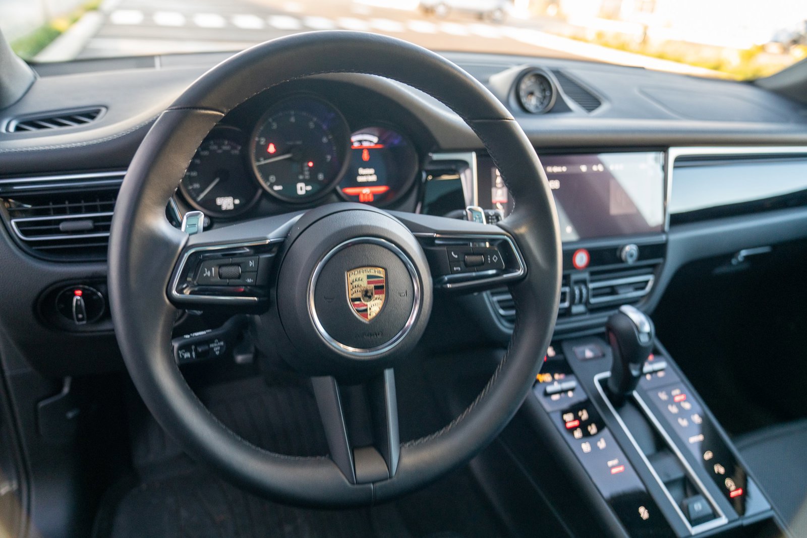 Certified 2025 Porsche Macan image 14