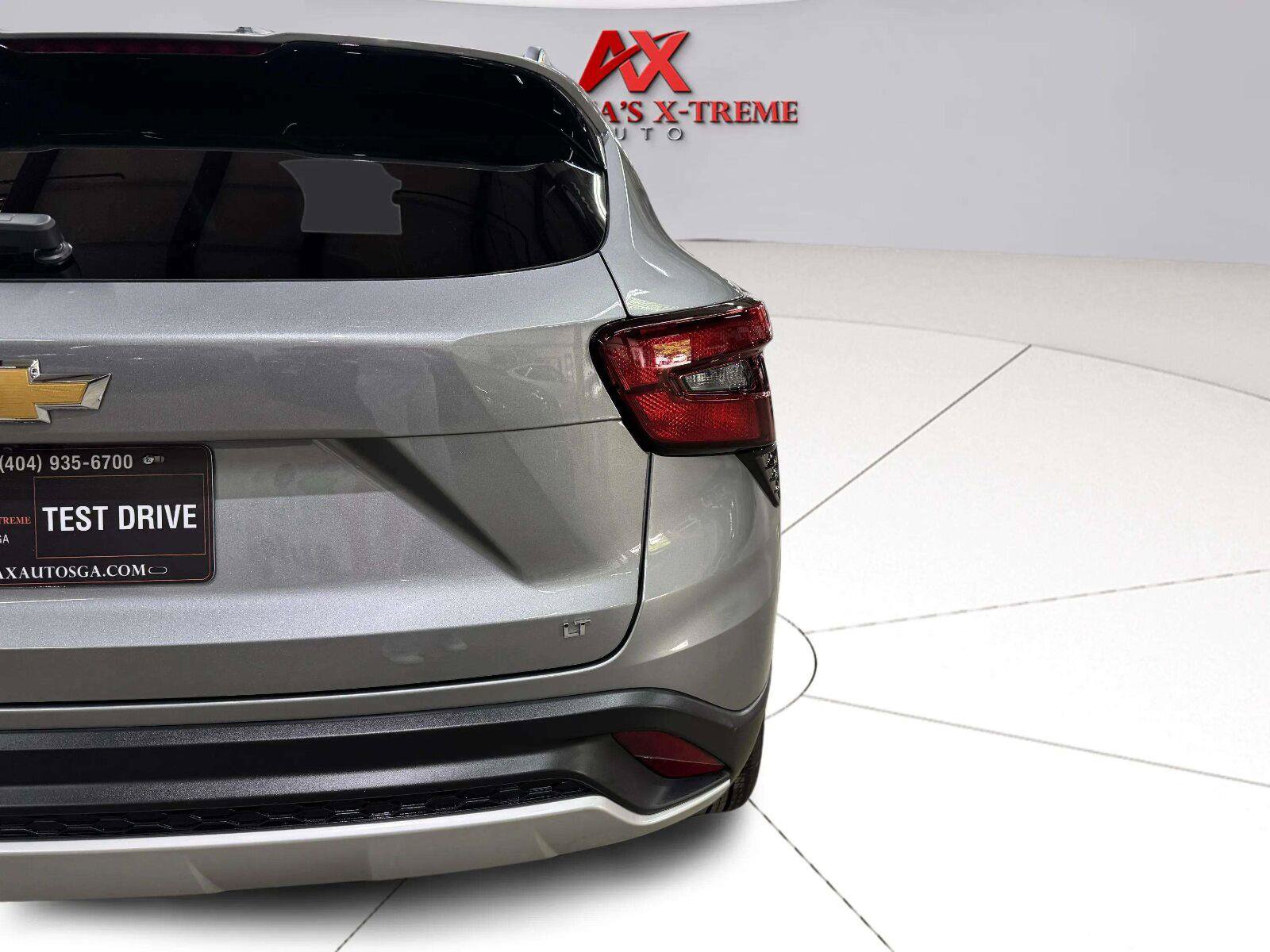Used 2025 Chevrolet Trax LT w/ Sunroof Package FWD image 15