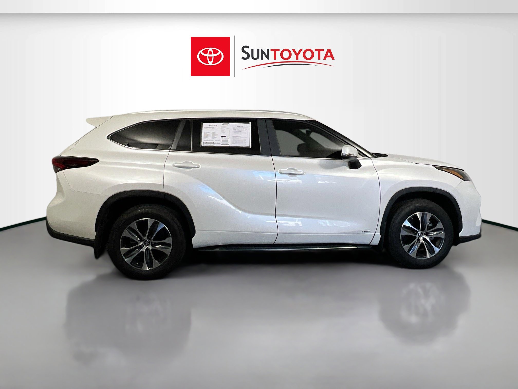 Used 2024 Toyota Highlander XLE image 2