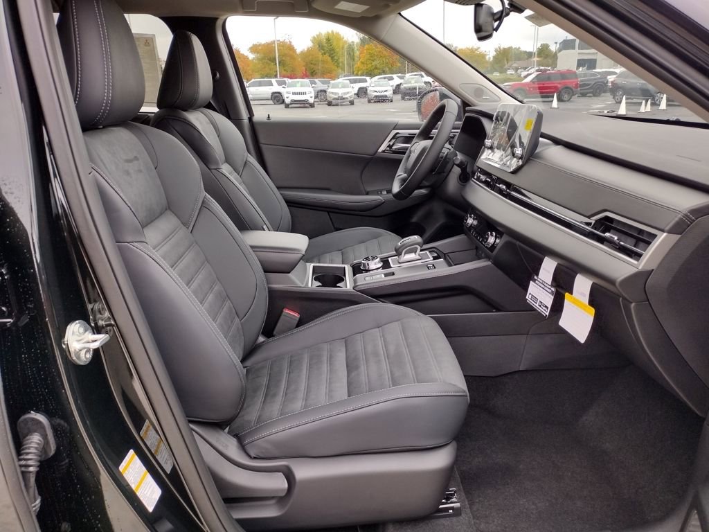 New 2025 Mitsubishi Outlander SE image 12