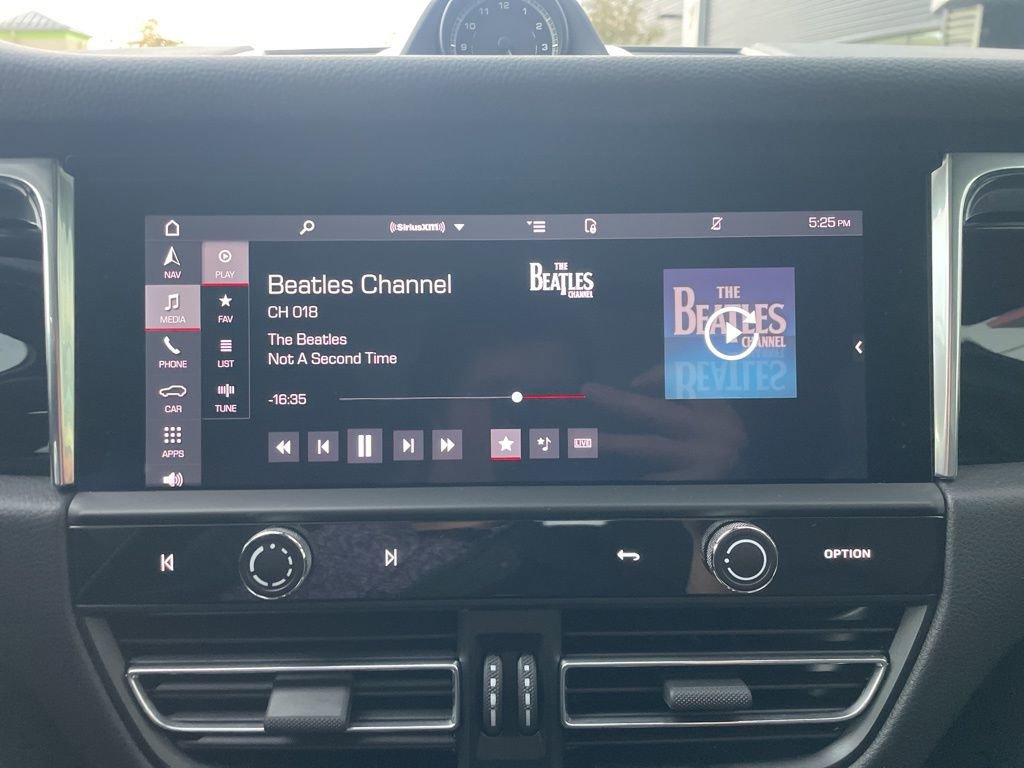 Certified 2025 Porsche Macan image 38