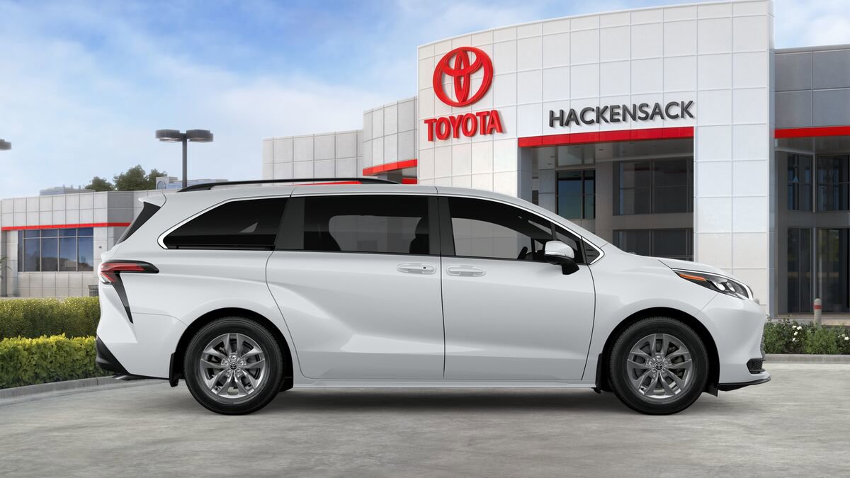 Used 2026 Toyota Sienna LE image 12