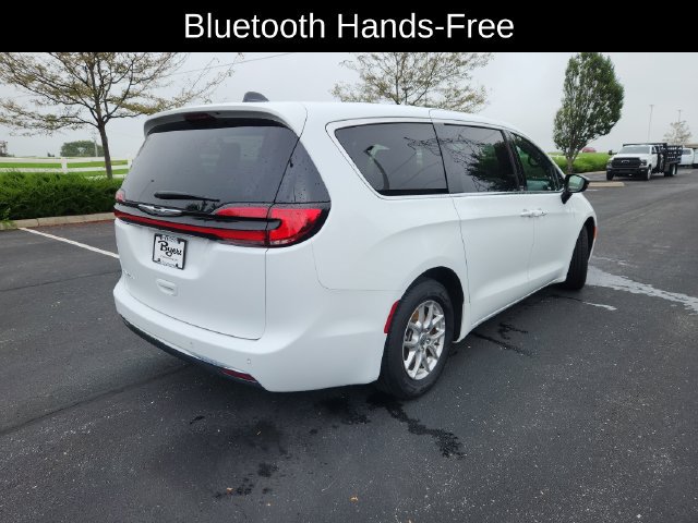 Used 2025 Chrysler Pacifica Select FWD image 9