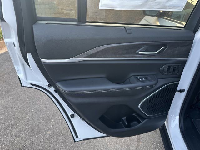 New 2025 Jeep Grand Cherokee Limited w/ Luxury Tech Group II image 20