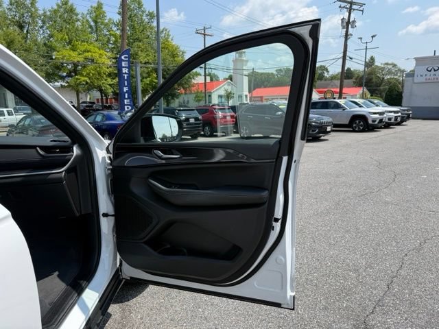 Used 2023 Jeep Grand Cherokee Altitude AWD/4WD image 24