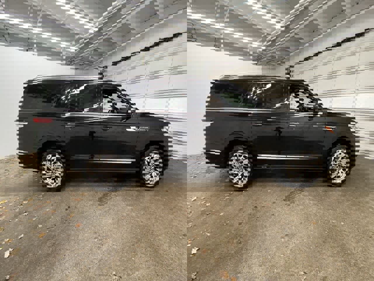 Used 2023 Lincoln Navigator L Reserve image 7