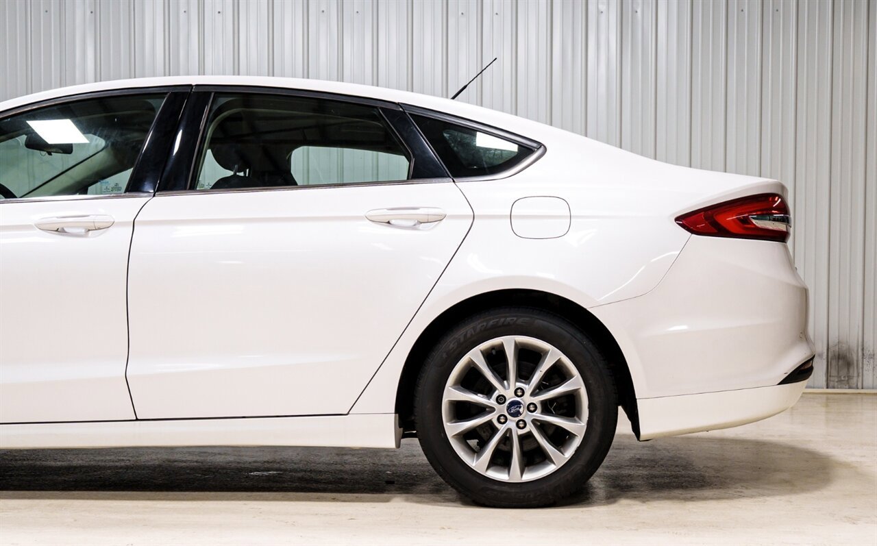 Used 2017 Ford Fusion SE w/ Fusion SE Technology Package image 4