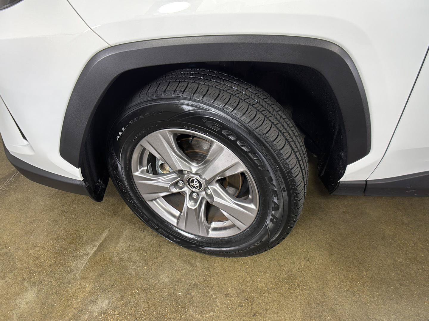 Used 2025 Toyota RAV4 LE AWD/4WD image 4