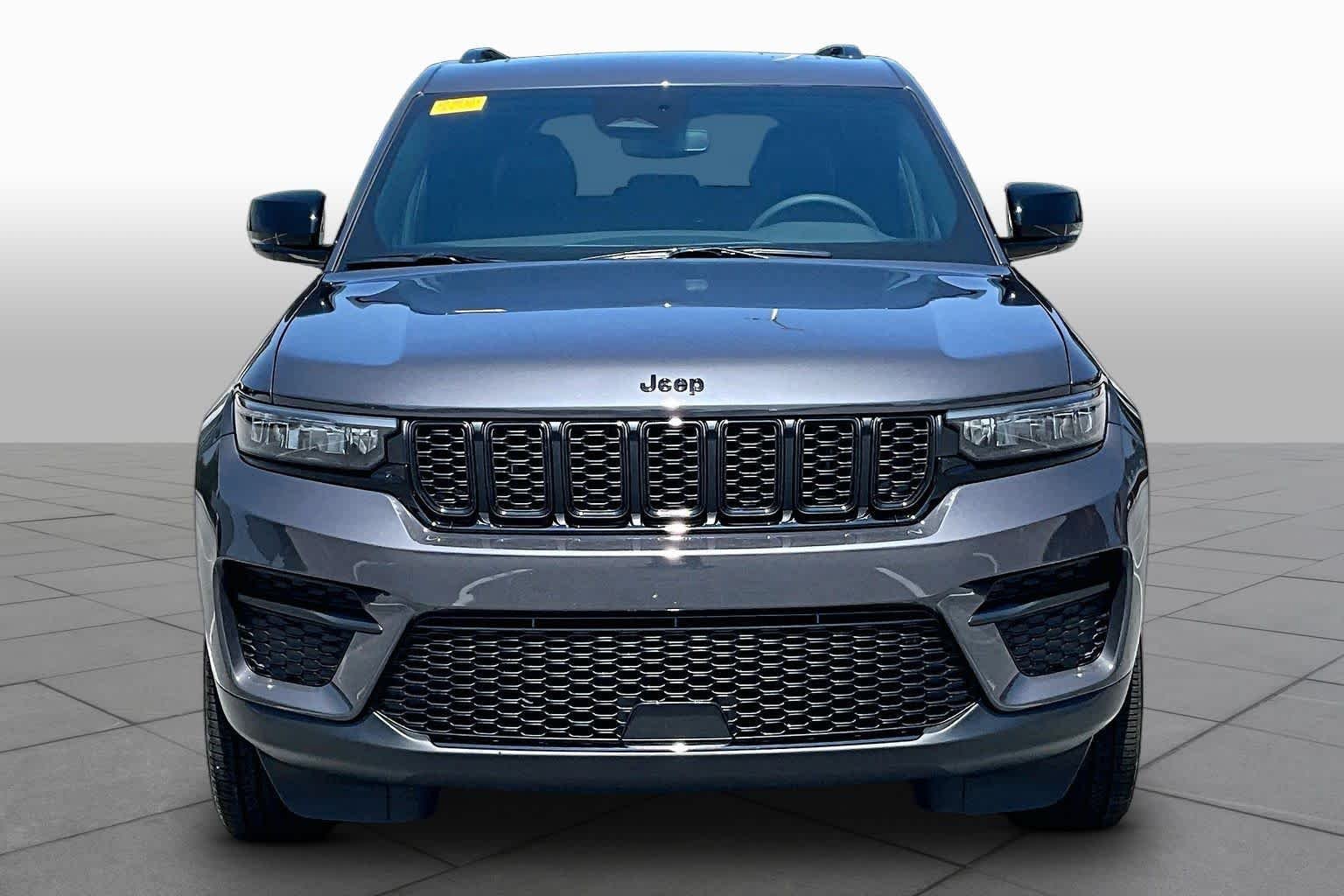 Used 2023 Jeep Grand Cherokee Altitude AWD/4WD image 4