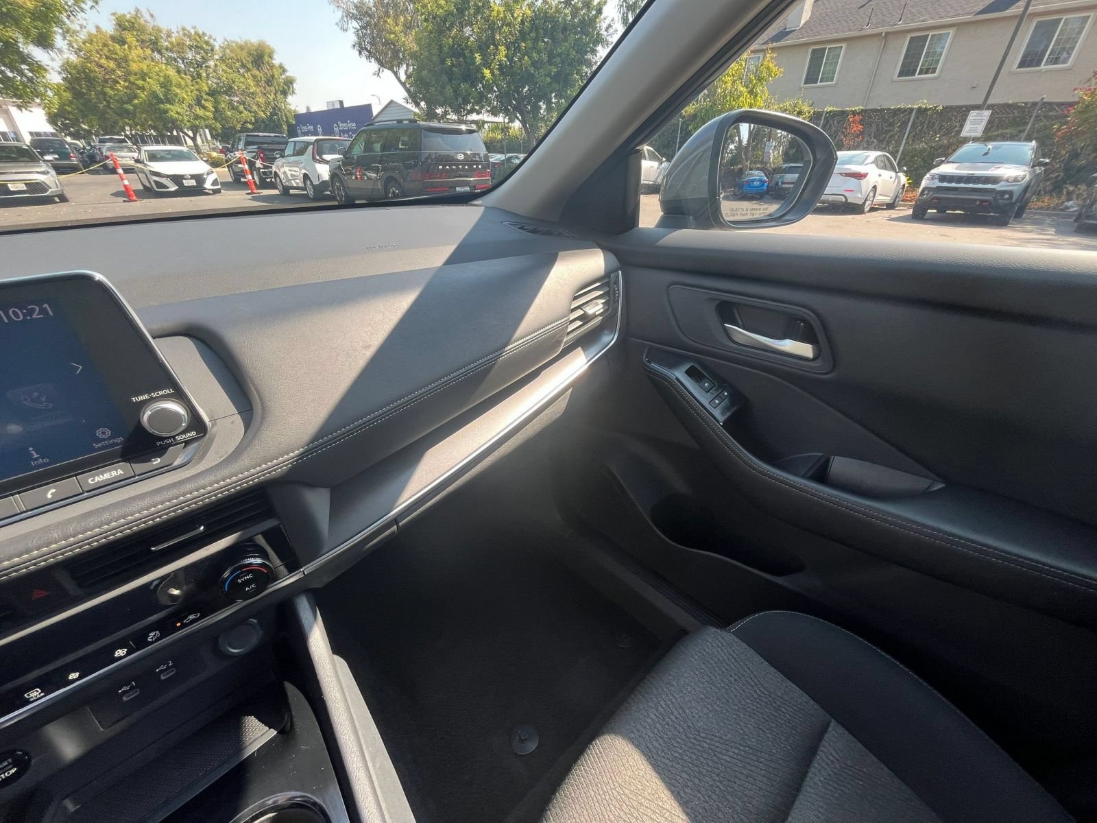 Used 2025 Nissan Rogue SV AWD/4WD image 37