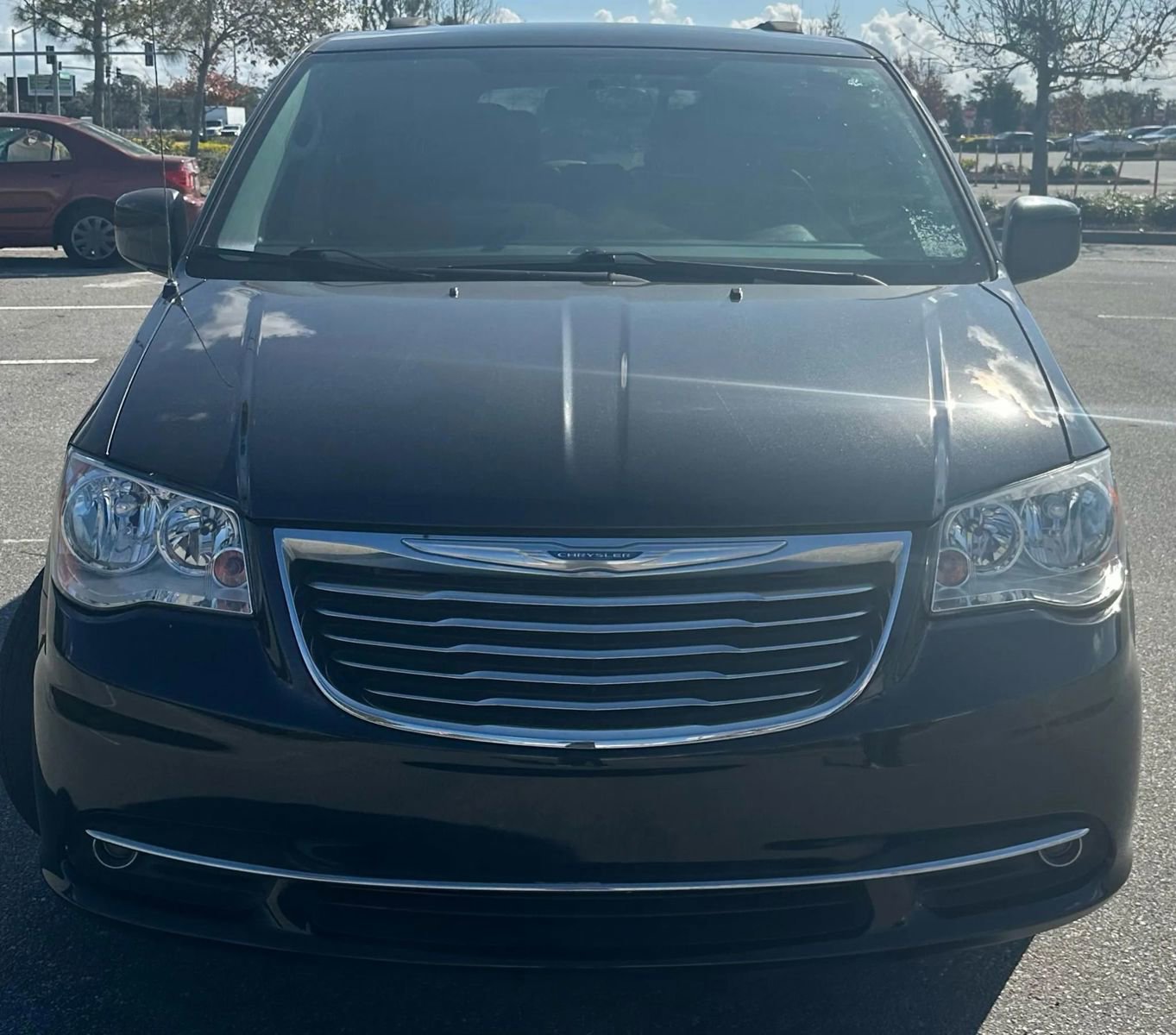 Used 2014 Chrysler Town & Country Touring image 2
