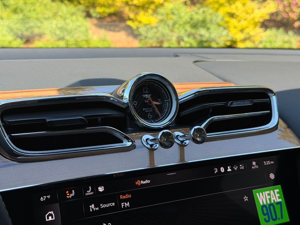 Certified 2025 Bentley Bentayga AWD/4WD image 21