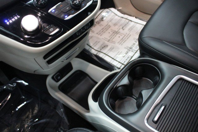 Used 2024 Chrysler Pacifica Touring-L image 18