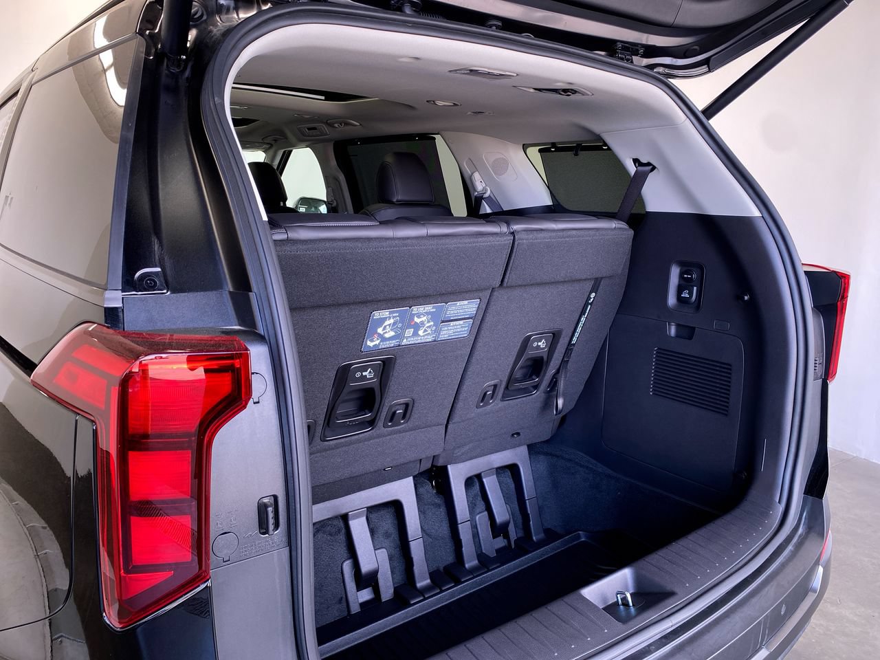 New 2027 Kia Carnival SX w/ Dark Edition Package FWD image 15