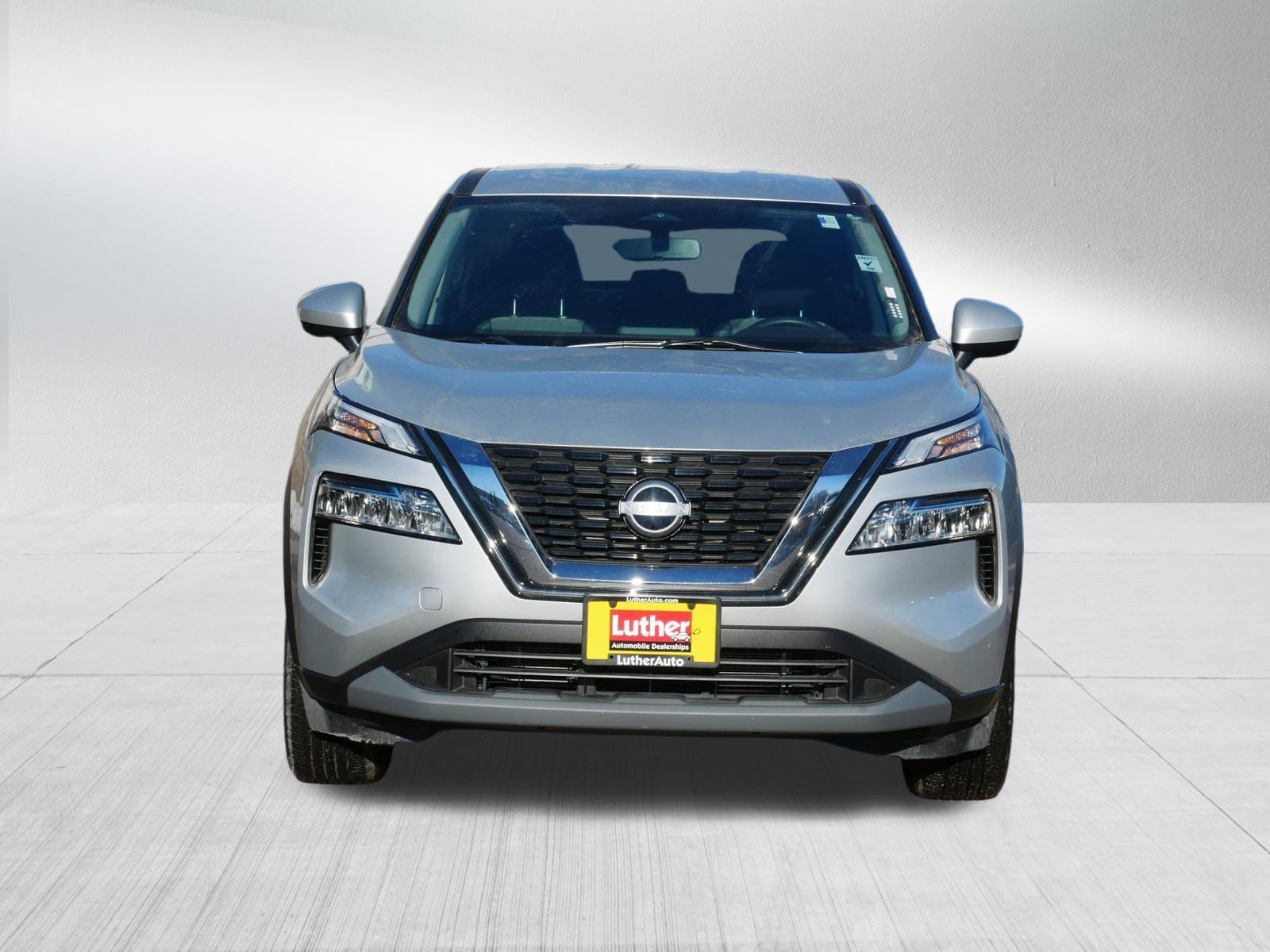 Used 2023 Nissan Rogue SV image 2