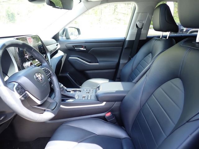 Used 2023 Toyota Highlander XLE AWD/4WD image 10