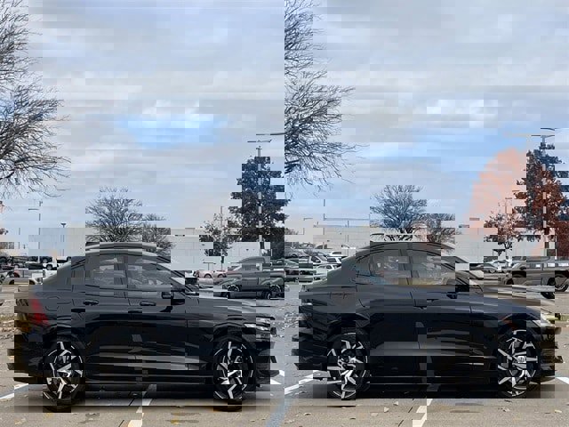 Used 2020 Volvo S60 T5 Momentum image 3