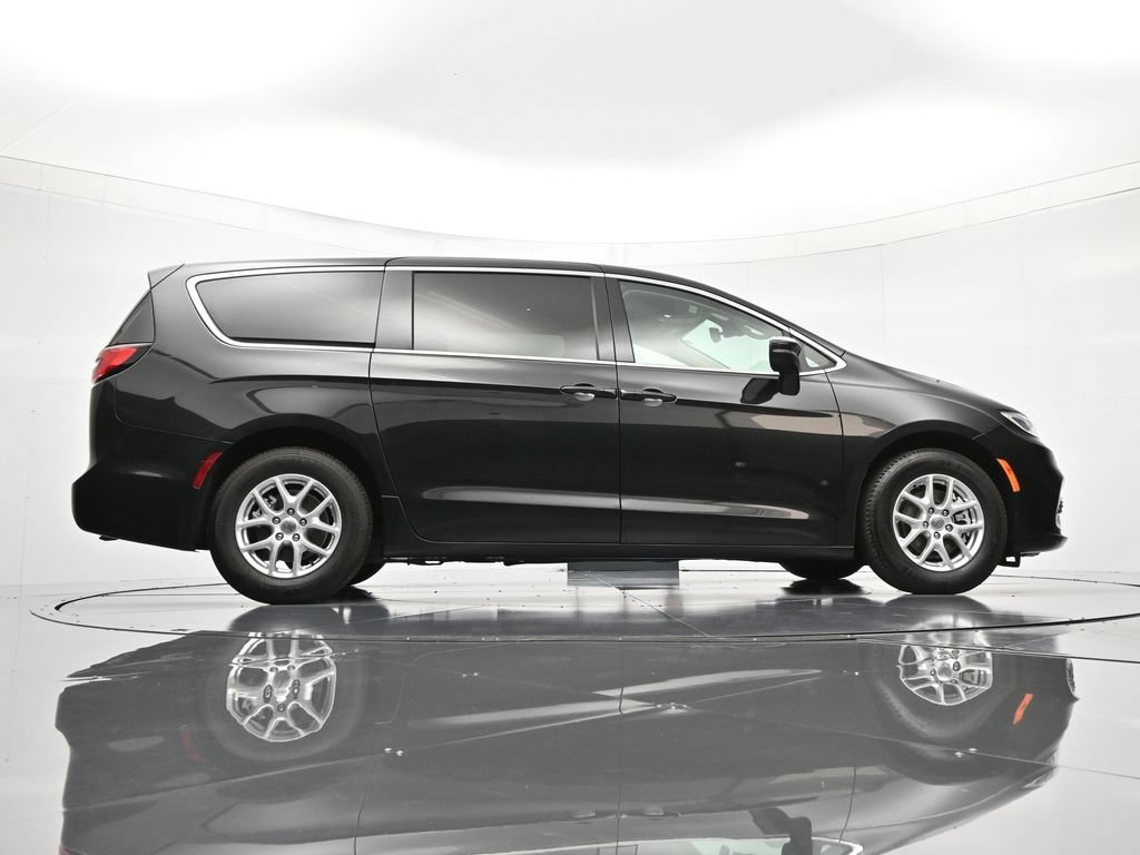 Certified 2023 Chrysler Pacifica Touring-L FWD image 41