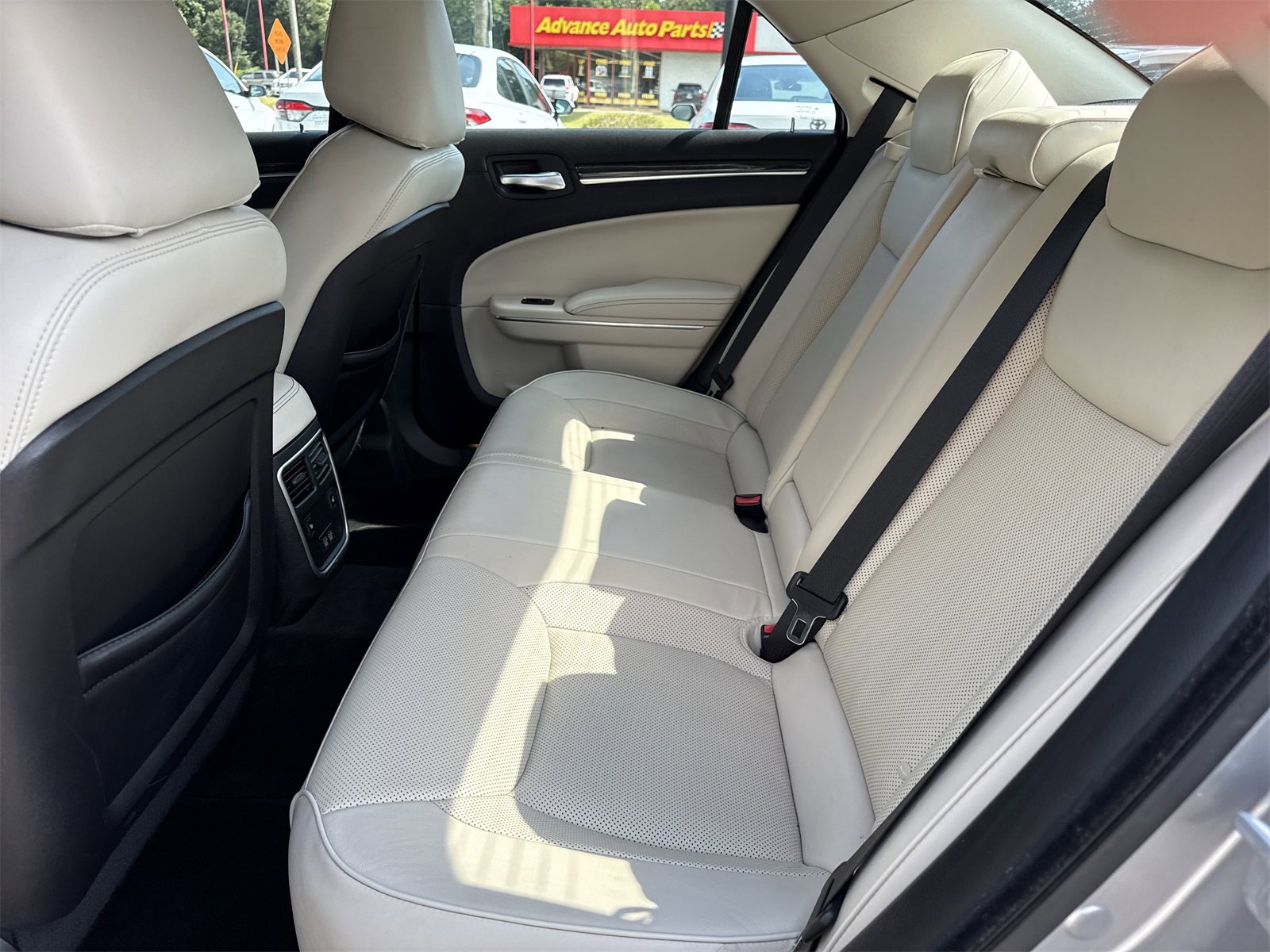 Used 2018 Chrysler 300 Limited w/ Safetytec Plus Group image 10