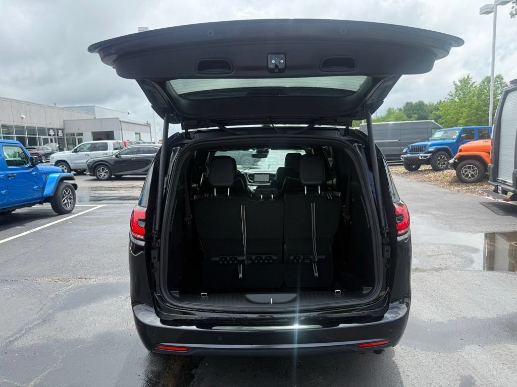 New 2027 Chrysler Pacifica Limited w/ S Appearance Package AWD/4WD image 46