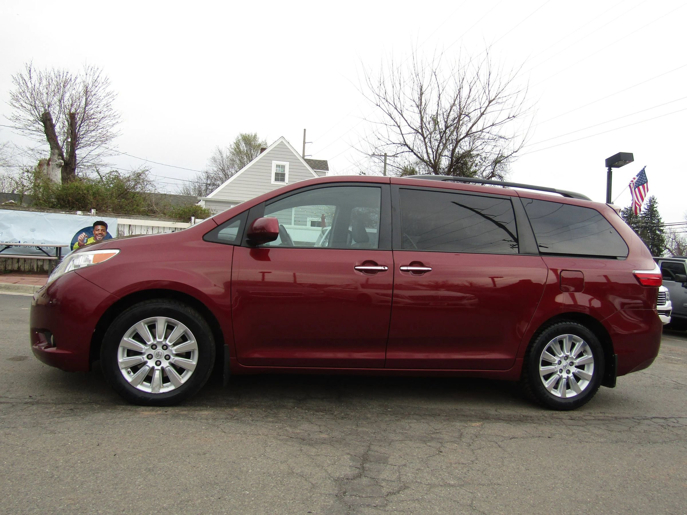 Used 2015 Toyota Sienna XLE w/ XLE Navigation Package image 4