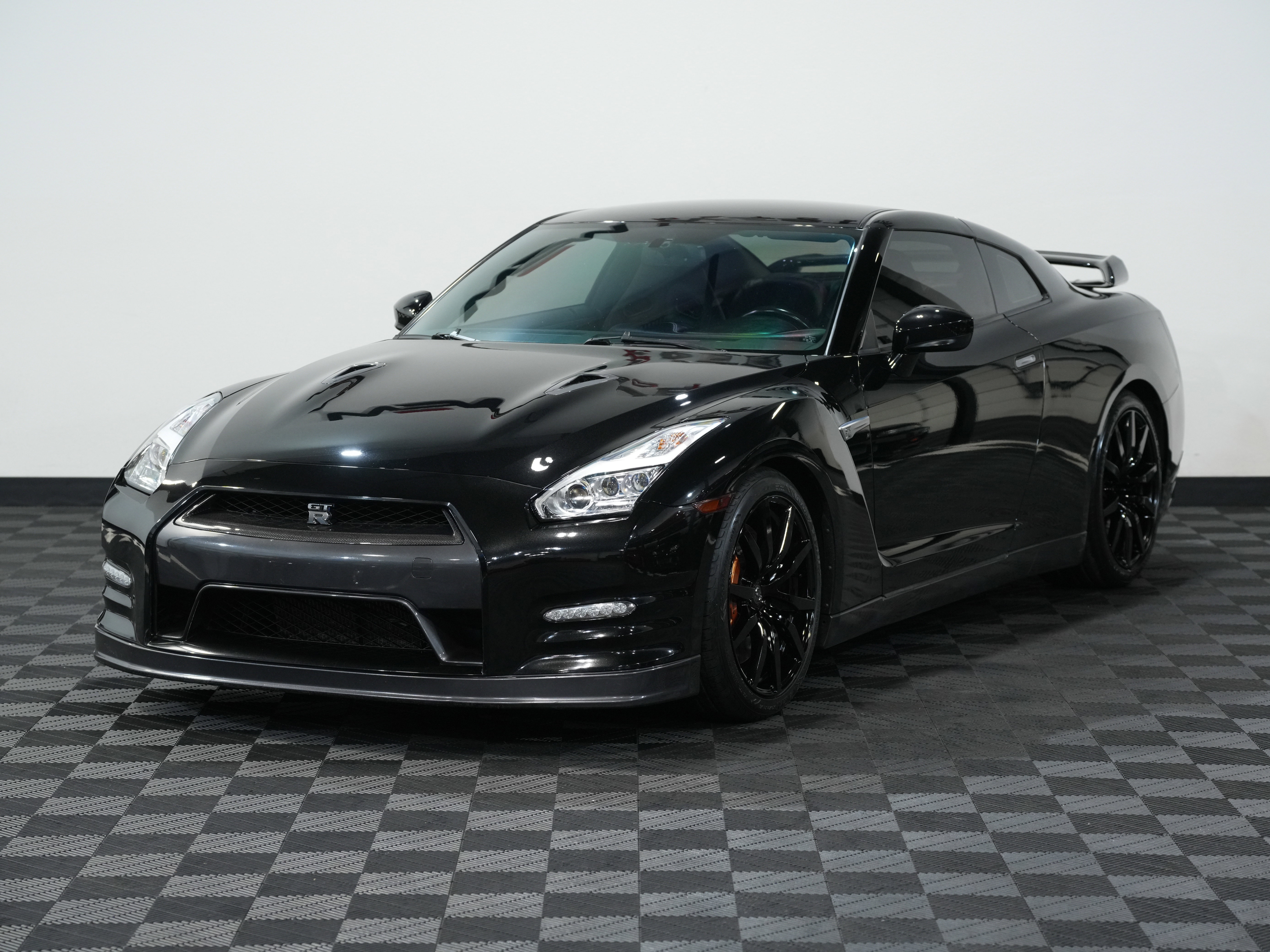 Used 2015 Nissan GT-R Premium image 3