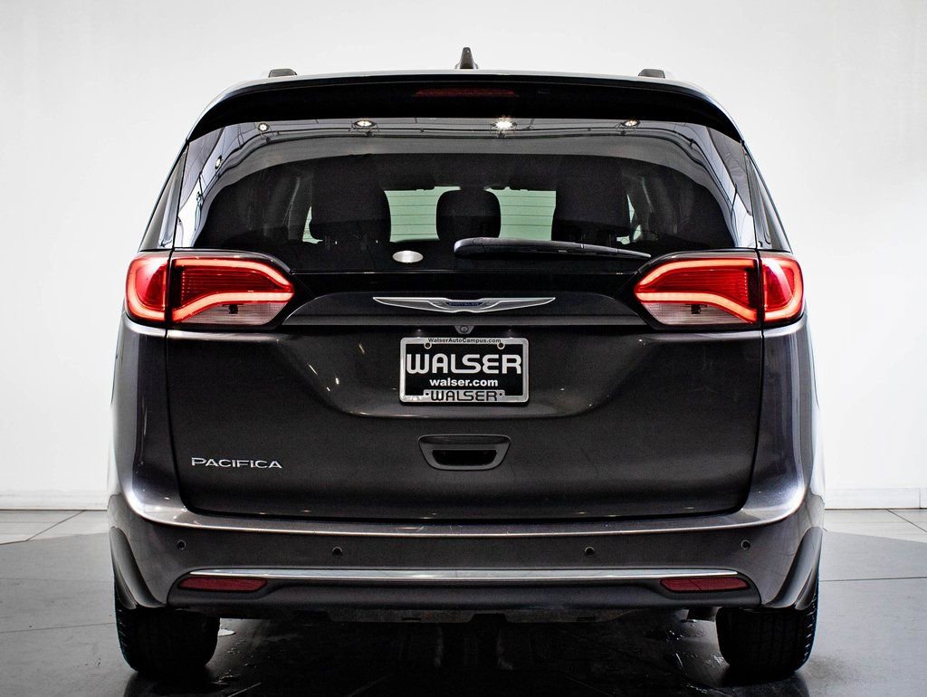 Used 2019 Chrysler Pacifica Touring-L image 10