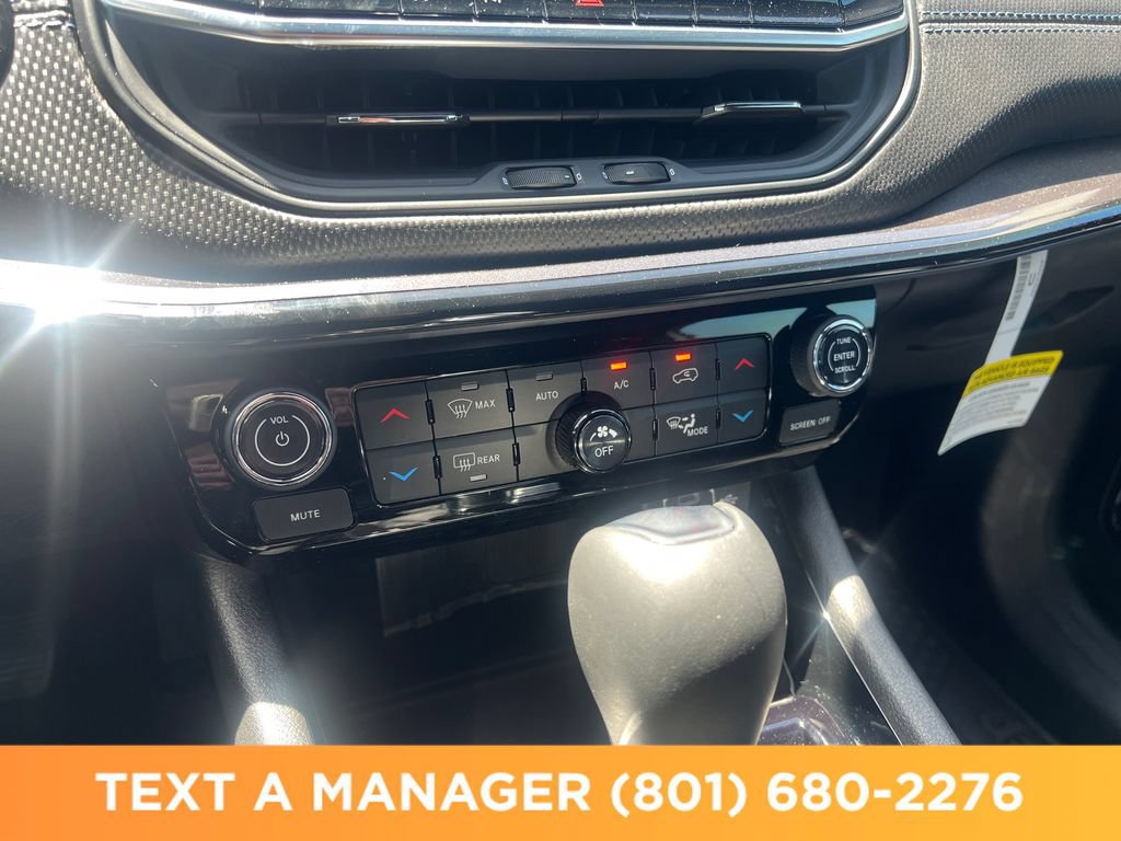 Used 2025 Jeep Compass Latitude w/ Sun & Sound Group AWD/4WD image 19