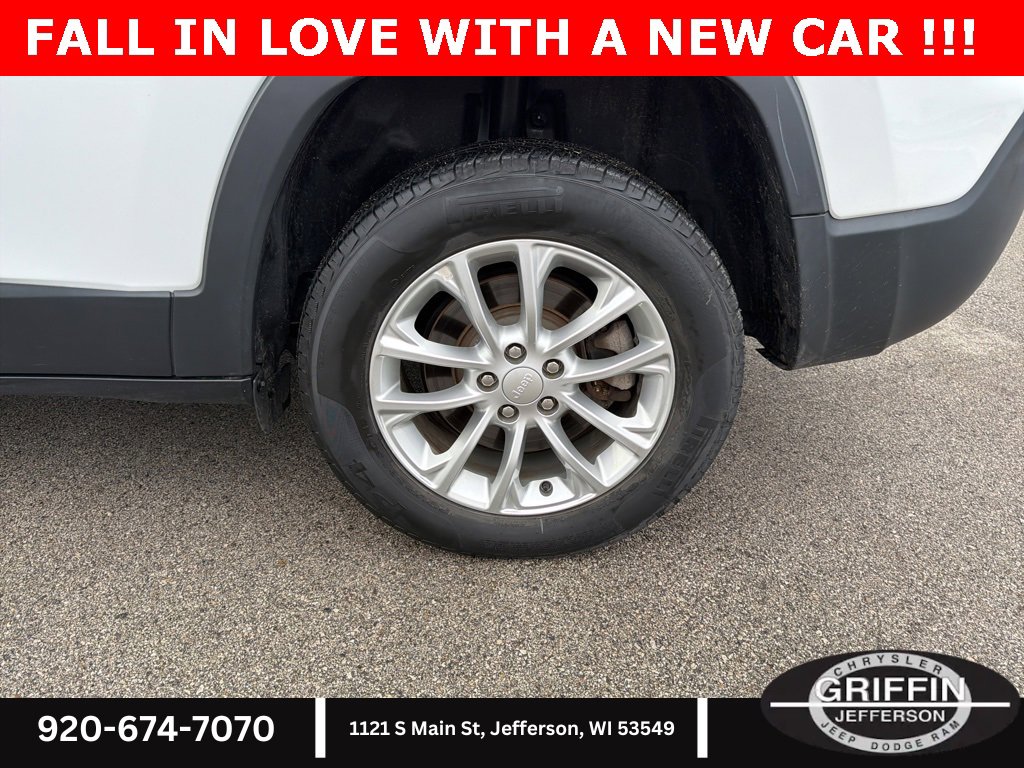 Used 2019 Jeep Cherokee Latitude w/ Cold Weather Group image 12