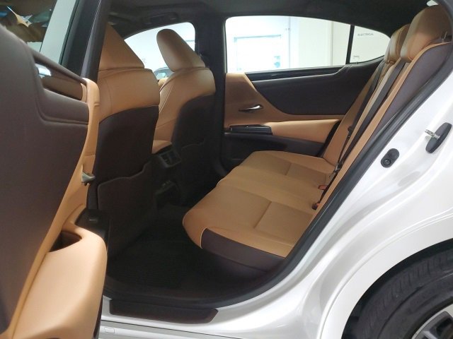 Used 2021 Lexus ES 300h w/ Premium Package image 21