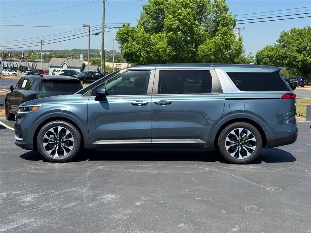 Used 2024 Kia Carnival EX image 6