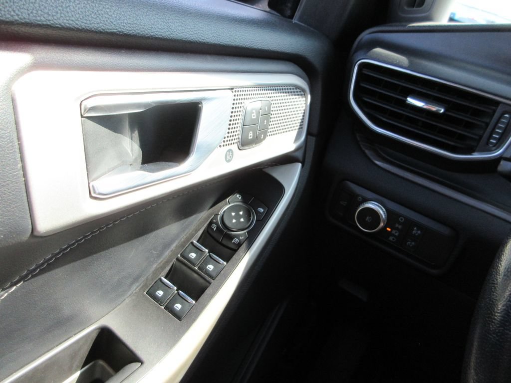 Used 2022 Ford Explorer Limited w/ Equipment Group 301A AWD/4WD image 30
