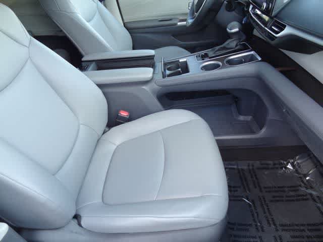 Used 2024 Toyota Sienna XLE FWD image 21