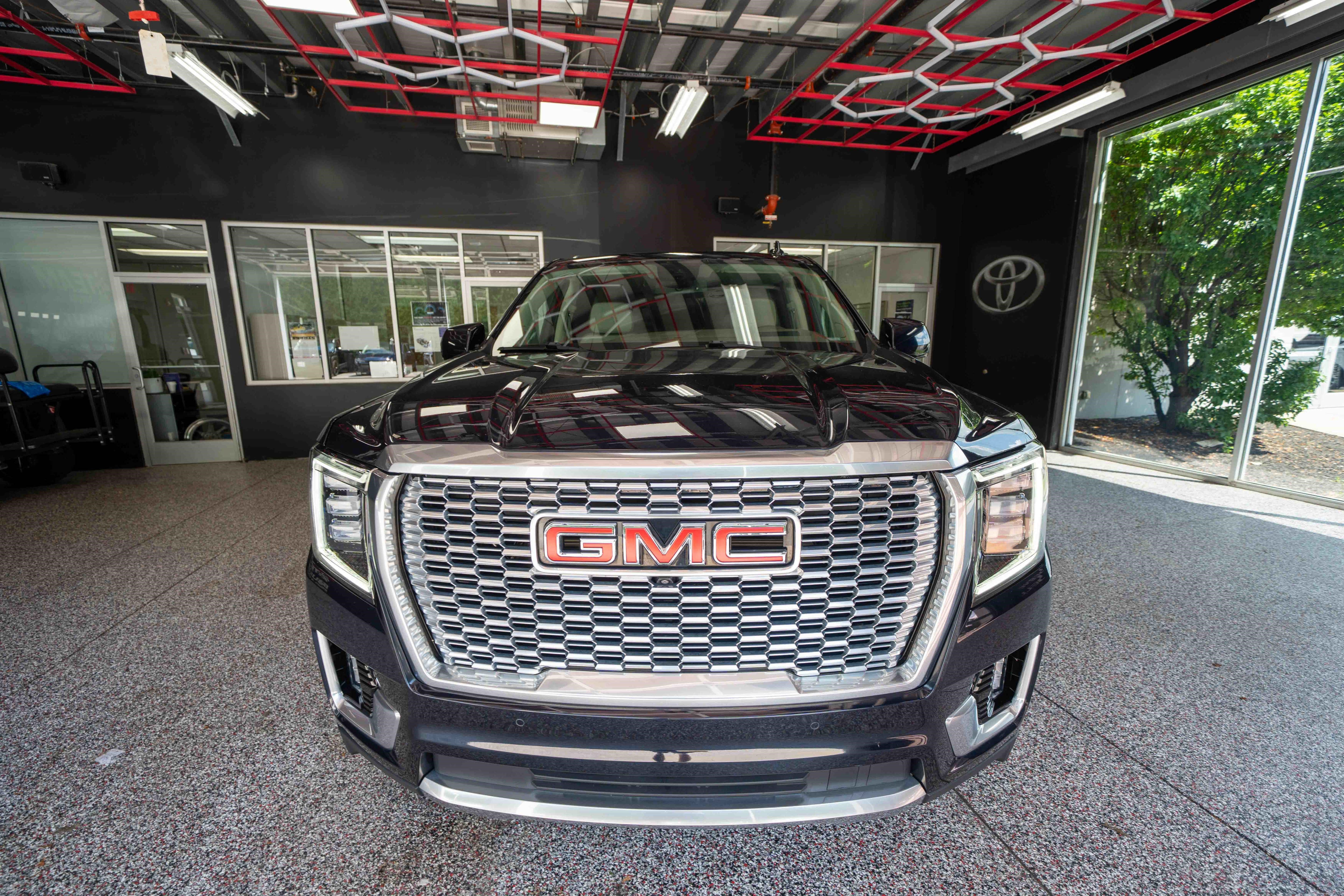 Used 2023 GMC Yukon XL Denali AWD/4WD image 6