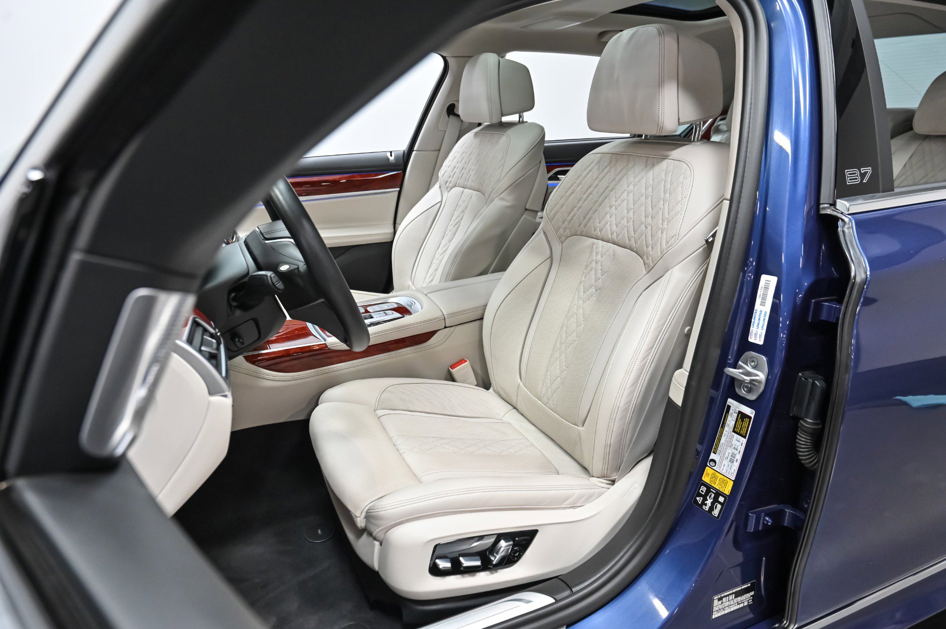 Used 2022 BMW ALPINA B7 xDrive w/ Luxury Rear Seating Package image 4