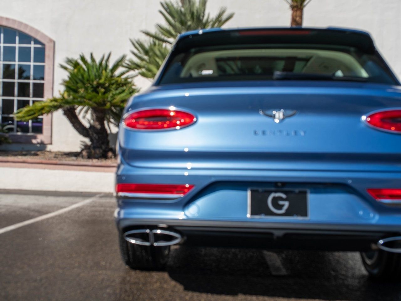 Used 2025 Bentley Bentayga Plug-In Hybrid image 39