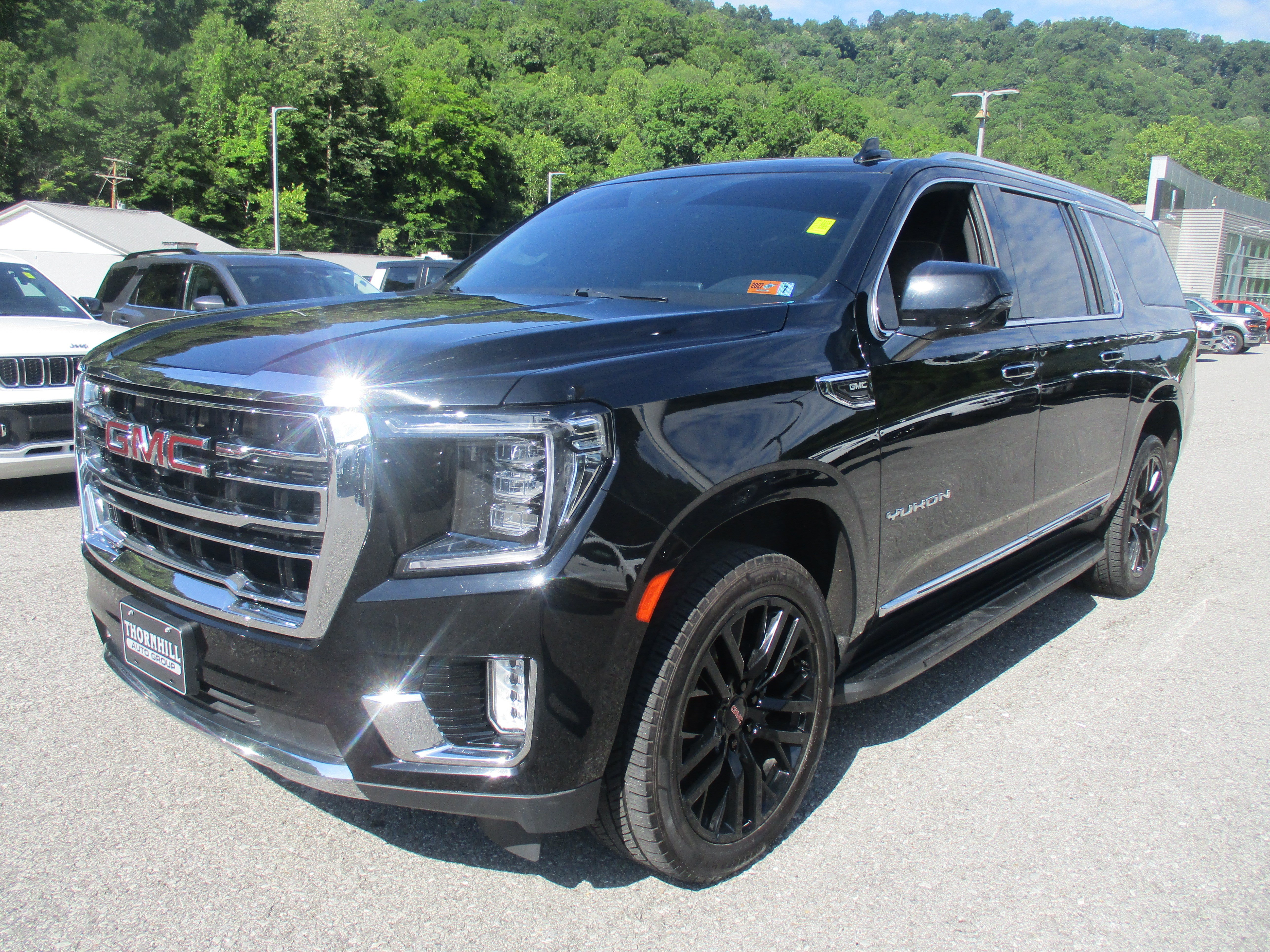 Used 2023 GMC Yukon XL SLT w/ SLT Luxury Package AWD/4WD image 8
