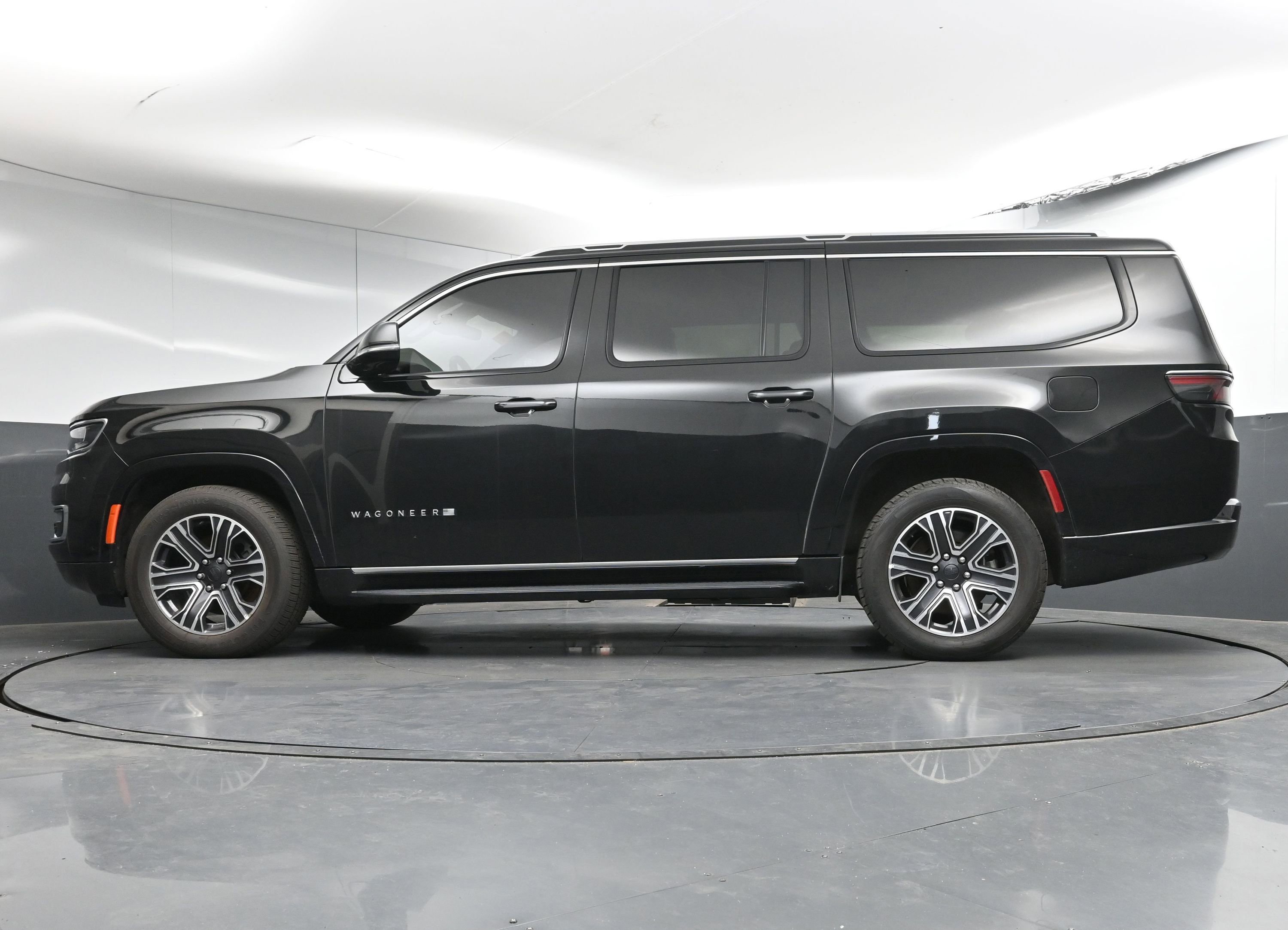 Used 2024 Jeep Wagoneer L Series II w/ Flexible Seating Group image 29