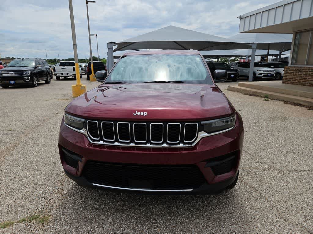 Used 2024 Jeep Grand Cherokee Laredo RWD image 3