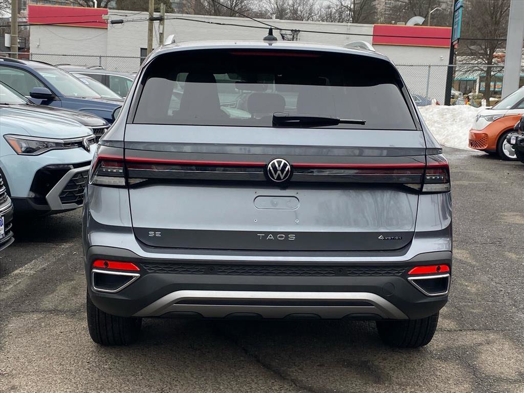 Used 2025 Volkswagen Taos SE image 4