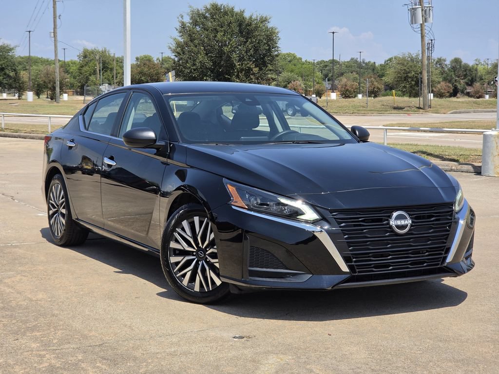 Used 2025 Nissan Altima 2.5 SV FWD image 2