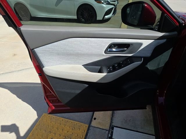 Used 2023 Nissan Rogue SV image 11