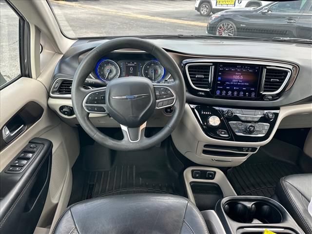 Used 2017 Chrysler Pacifica Touring Plus w/ Tire & Wheel Group FWD image 14