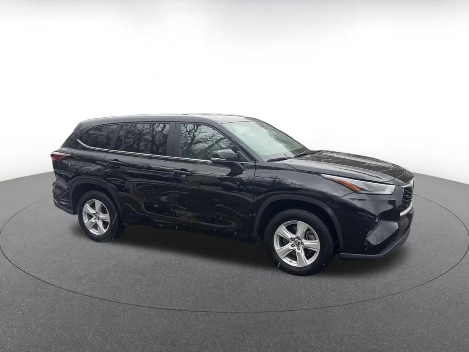 Used 2025 Toyota Highlander LE image 2